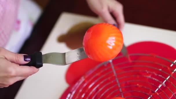 A séf késsel távolítja el a felesleges jeget a tortákból. — Stock videók