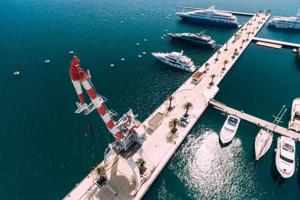 Grúa en el muelle junto a los yates amarrados en el complejo de Oporto — Foto de Stock