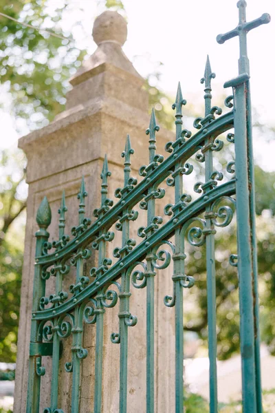 Puerta de metal forjado verde en el jardín junto a la iglesia — Foto de Stock