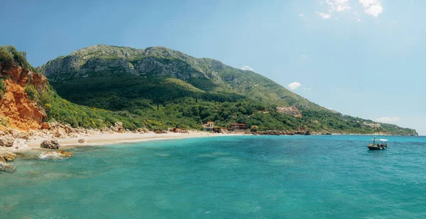 Vista desde el mar hasta la playa de Drobni Pijesak al pie de la montaña —  Fotos de Stock