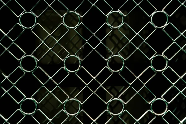 Fragment kovového kovaného plotu z geometrických tvarů. Detailní záběr — Stock fotografie