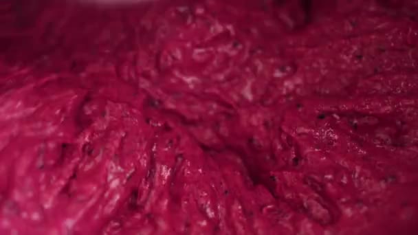 Şekerlemeleri hazırlamak için böğürtlen kreması karıştırma işlemi — Stok video