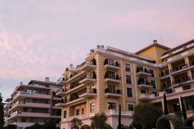 Günbatımının arkaplanına karşı Regent Oteli 'nin inşası