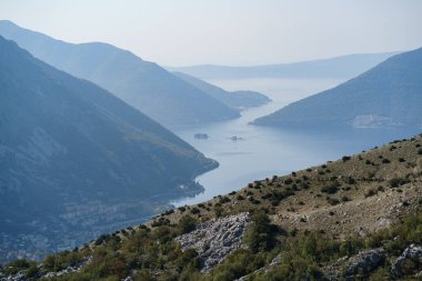 Dağdan Kotor Körfezi vadisine bak. 