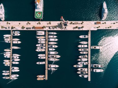Porto 'daki rıhtımda sabitlenmiş beyaz yatların hava manzarası.
