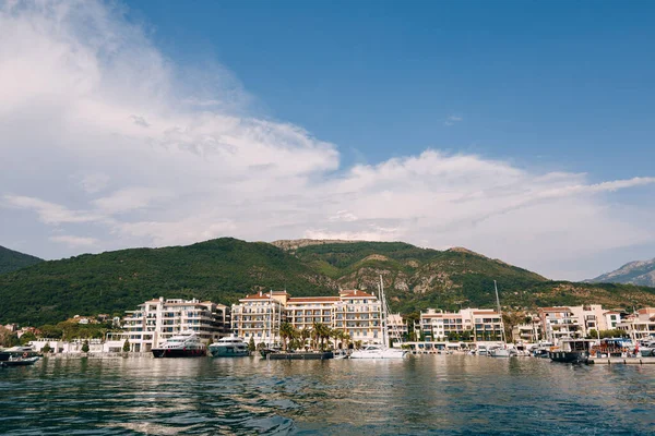 Pemandangan dari laut ke Hotel Regent di Porto. Montenegro — Stok Foto