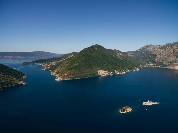 Panoramic aerial view of the island of St. George and Gospa od Skrpjela in the Bay of Kotor — 图库照片