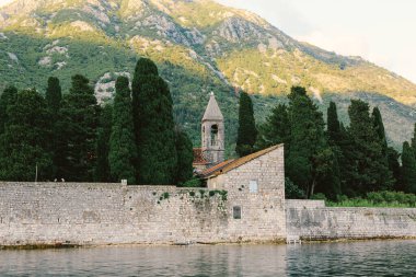 St. George adasındaki manastırın etrafındaki yüksek tuğlalı duvarlar. Karadağ