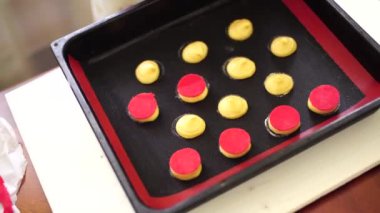 Pasta şefi Choux au craquelin 'i silikon bir paspas üzerinde şekillendiriyor.