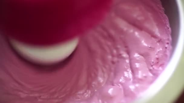 Mousse de frutas chicotadas para marshmallows com um misturador — Vídeo de Stock