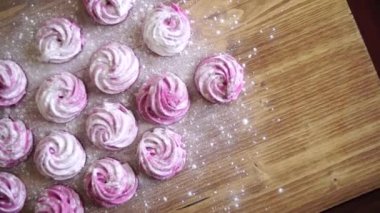 Beyaz pudra şekeri serpiştirilmiş pembe böğürtlen şekeri. Üst görünüm