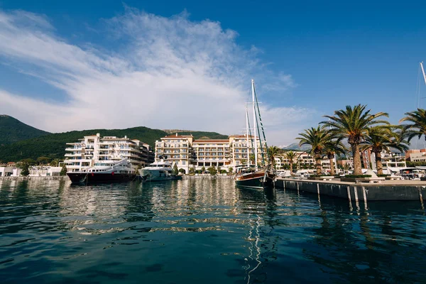 Yacht di marina Hotel Regent di Porto. Montenegro — Stok Foto
