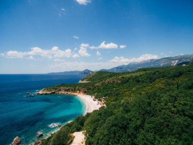 Drobni Pijesak sahilinde temiz kum ve mavi su manzarası.