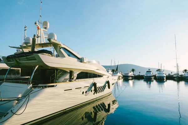 Yate de motor blanco en el muelle de Porto Montenegro — Foto de Stock