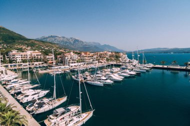 Porto tatil köyünün kıyısına demirlemiş yatlar.