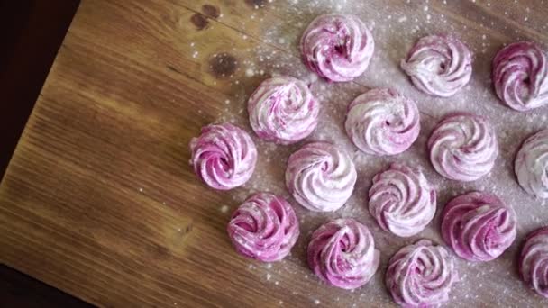 Berry marshmallows sprinkled with powdered sugar. Top view — Stockvideo