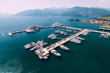 Porto 'nun pahalı tatil beldesinde yatları olan bir Marina. Karadağ