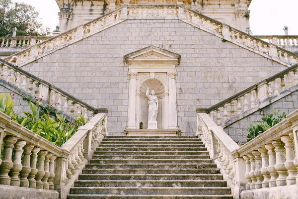 Posąg Chrystusa w niszy na schodach w pobliżu kościoła Narodzenia Panny w Prcanj — Zdjęcie stockowe