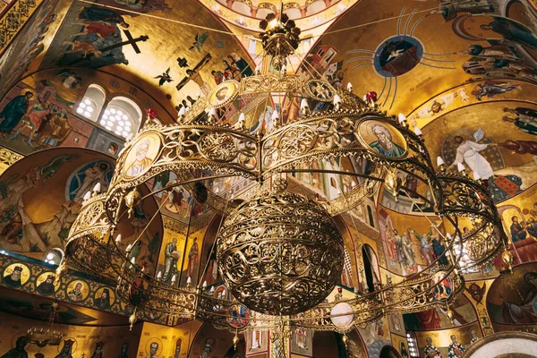 Chandelier under the arches of the Church of the Resurrection of Christ in Podgorica — Foto Stock