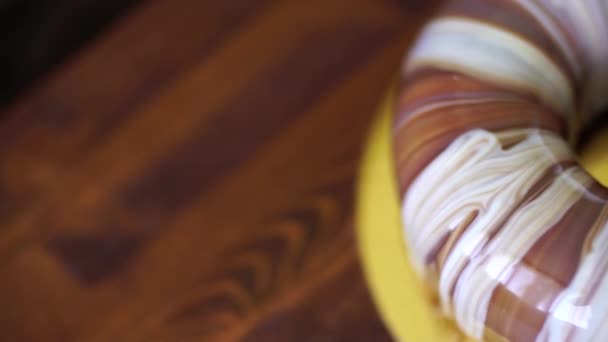 Mousse okrągłe ciasto z lustrem marmuru polewa czekoladowa. Widok z góry — Wideo stockowe
