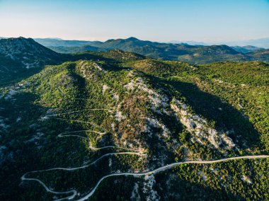 Crnojevica Nehri yeşil dağların arasında. İHA