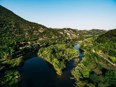 Yeşil dağlarla çevrili Crnojevica nehir kanyonunun havadan görünüşü