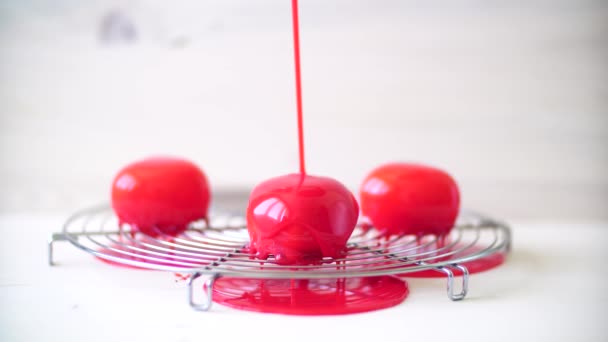 Confectioner pours red mirror glaze over the cakes — Video Stock