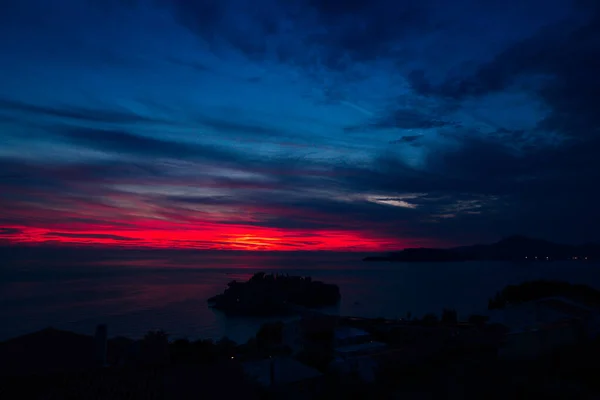 Crepúsculo sobre la isla de Sveti Stefan en la Bahía de Kotor — Foto de Stock