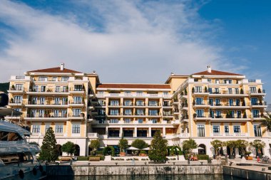 Porto 'daki yat iskelesinin önündeki otel naibi. Karadağ