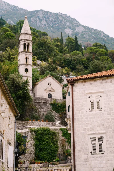 Gereja Our Lady of the Rosary di latar belakang pegunungan. Perast, Montenegro — Stok Foto