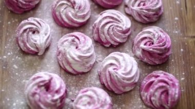 Masada pudra şekerli pembe böğürtlen şekeri. Üst görünüm