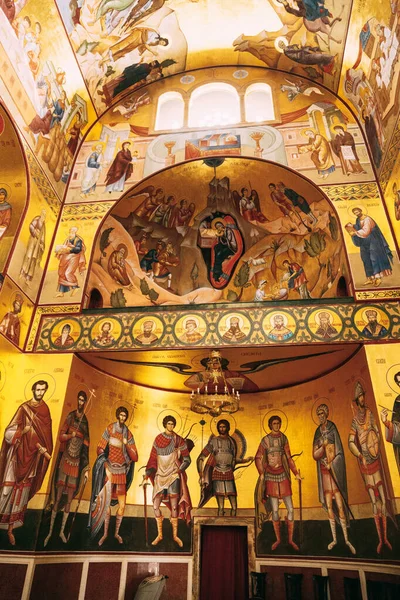 Images of apostles, angels and biblical scenes on the walls and vaults of the Church of the Resurrection of Christ in Podgorica — Stockfoto