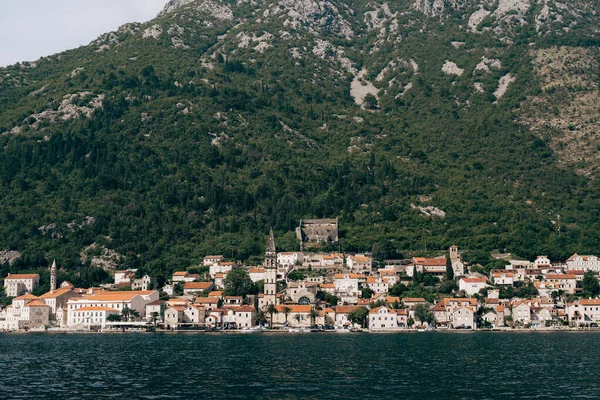 Vista desde el mar a la Iglesia de San Nicolás en la costa de Perast. Montenegro — Foto de Stock