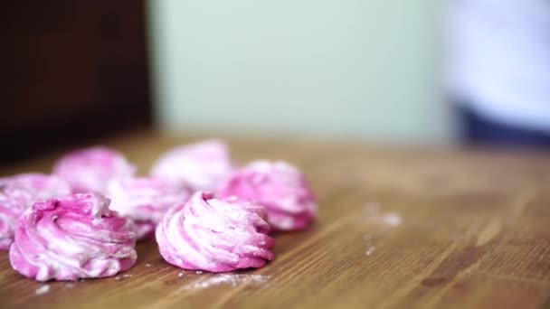 Hamur işi şefi tahtaya pudra şekeri serpiştirilmiş böğürtlen şekeri koyar. — Stok video