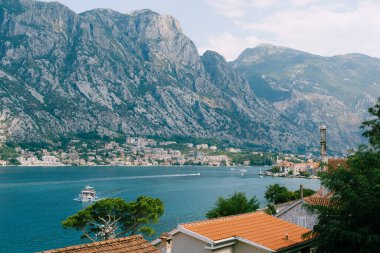 Kotor Körfezi kıyısında kiremitli çatıları olan antik evler.
