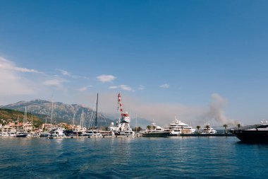 Porto 'nun arka planında dağlar ve kıyı şeridi olan Marina.