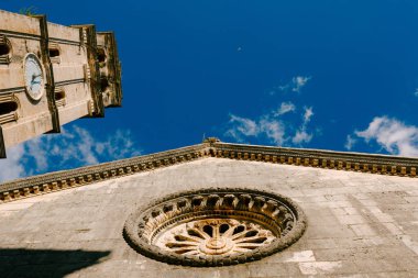 Saati olan çan kulesi ve Perast 'taki Aziz Niklas Kilisesi. Karadağ