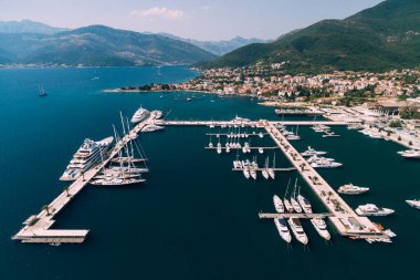 Porto açıklarında yatları olan bir Marina. Karadağ