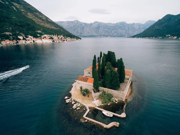 Tekne, Kotor Körfezi 'ndeki Aziz George adası yakınlarında demirli.