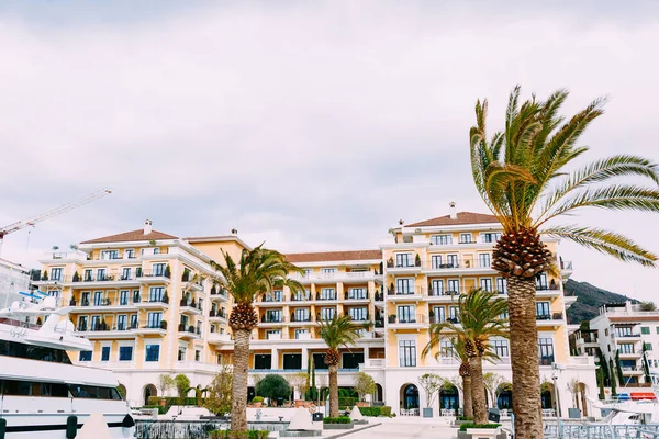 Porto tatil beldesinde lüks bir kral naibi oteli. Karadağ