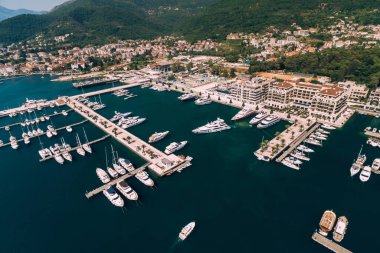 Pahalı yat tatil köyü Porto 'nun kıyılarında demirli yatlar ve gemiler.