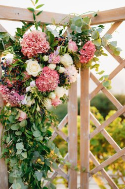 Gül, ortanca ve yeşil dallarla süslenmiş katlanmış bir düğün perdesinin parçası.