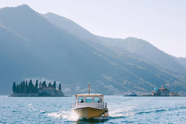 Pleasure boat sails from the island of St. George in the Kotor Bay — Fotografia de Stock