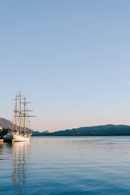 Tivat kasabasında yelkenli gemiyle dolmuş. Karadağ