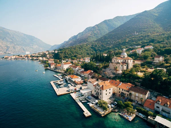 Church of the Nativity of the Virgin in Prcanj on the shore of the Kotor Bay — Foto Stock