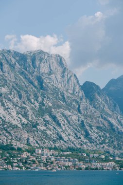 Kotor Körfezi kıyısındaki dağlara yakın antik bir kasaba.