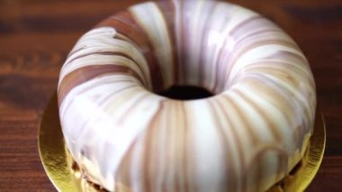 Aynalı mermer çikolatalı kremalı kremalı pasta. Kapat.