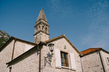 Aziz Niklas Kilisesi mavi gökyüzünün arka planına karşı. Perast, Karadağ