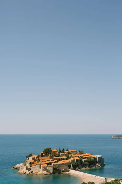 เกาะสเวตี้สเตฟานกับท้องฟ้าสีฟ้าในอ่าว Kotor — ภาพถ่ายสต็อก
