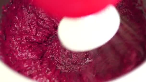 Mixer mixes berry mousse to make marshmallows — Vídeo de Stock